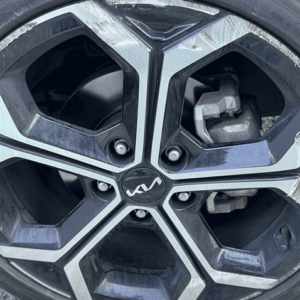 파손된 휠 교체