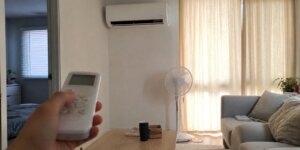 폭염 속 거실에서 에어컨과 선풍기를 함께 사용하는 모습